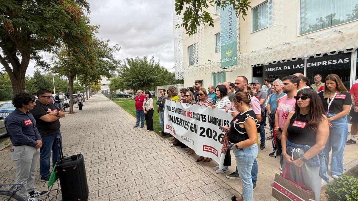Concentración en Albacete por la muerte de un trabajador en la pedanía de Nava de Abajo (Pozohondo)