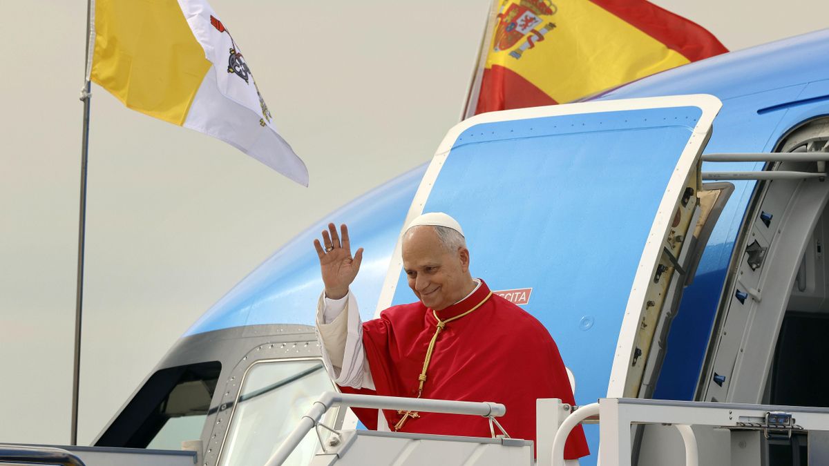 El Papa aterriza en Madrid para una visita marcada por las tensiones con la derecha y una cita de última hora con las víctimas de abusos