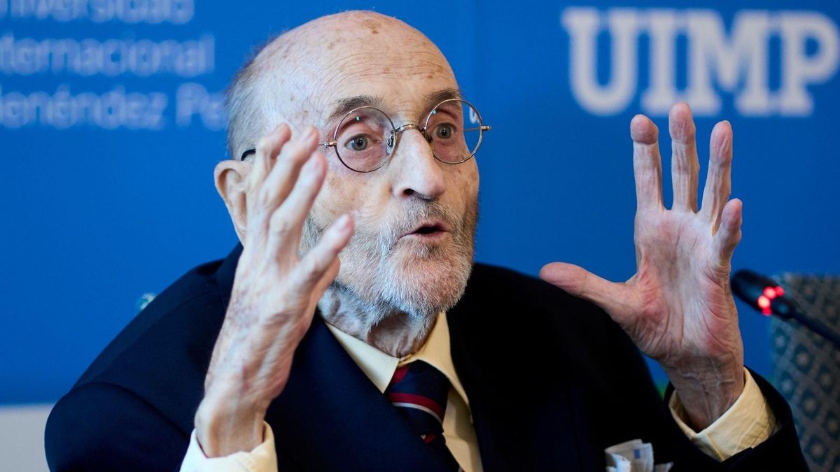 El escritor santanderino Álvaro Pombo, en una rueda de prensa en la UIMP antes de recibir el XXXV Premio Internacional Menéndez Pelayo.