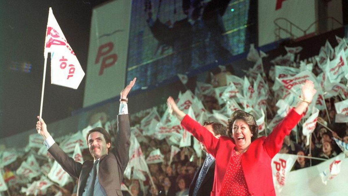 José María Aznar y Rita Barberá en el mitin del PP que llenó el estadio de Mestalla, en Valencia, en 1996