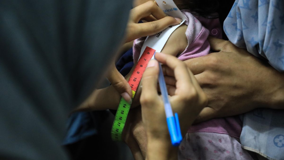 Evaluación MUAC a un niño en el centro de tratamiento de la desnutrición del Hospital de la Sociedad de Amigos del Paciente en Gaza