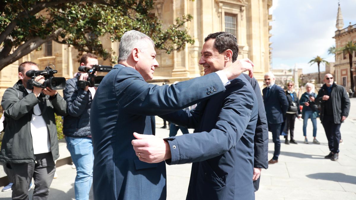 El alcalde de Sevilla, José Luis Sanz, saluda al presidente andaluz, Juanma Moreno.