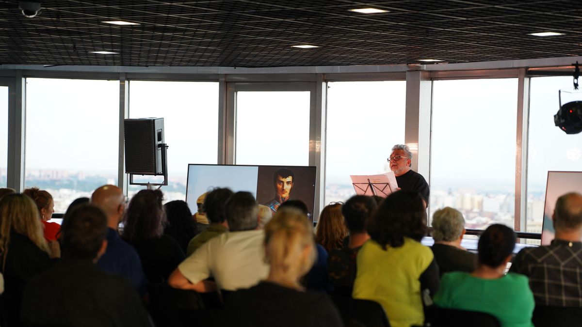 El escritor, periodista y performer, Cristian Alarcón, durante una de sus charlas en el Faro