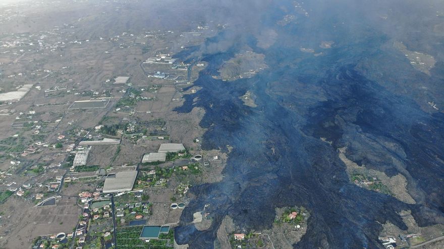 Ordenan el confinamiento de nuevas poblaciones en La Palma después de que ardiera un polígono industrial por la lava