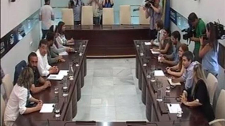 Vídeo completo de la reunión entre PSOE y Podemos en la Asamblea para hablar de la sesión de investidura