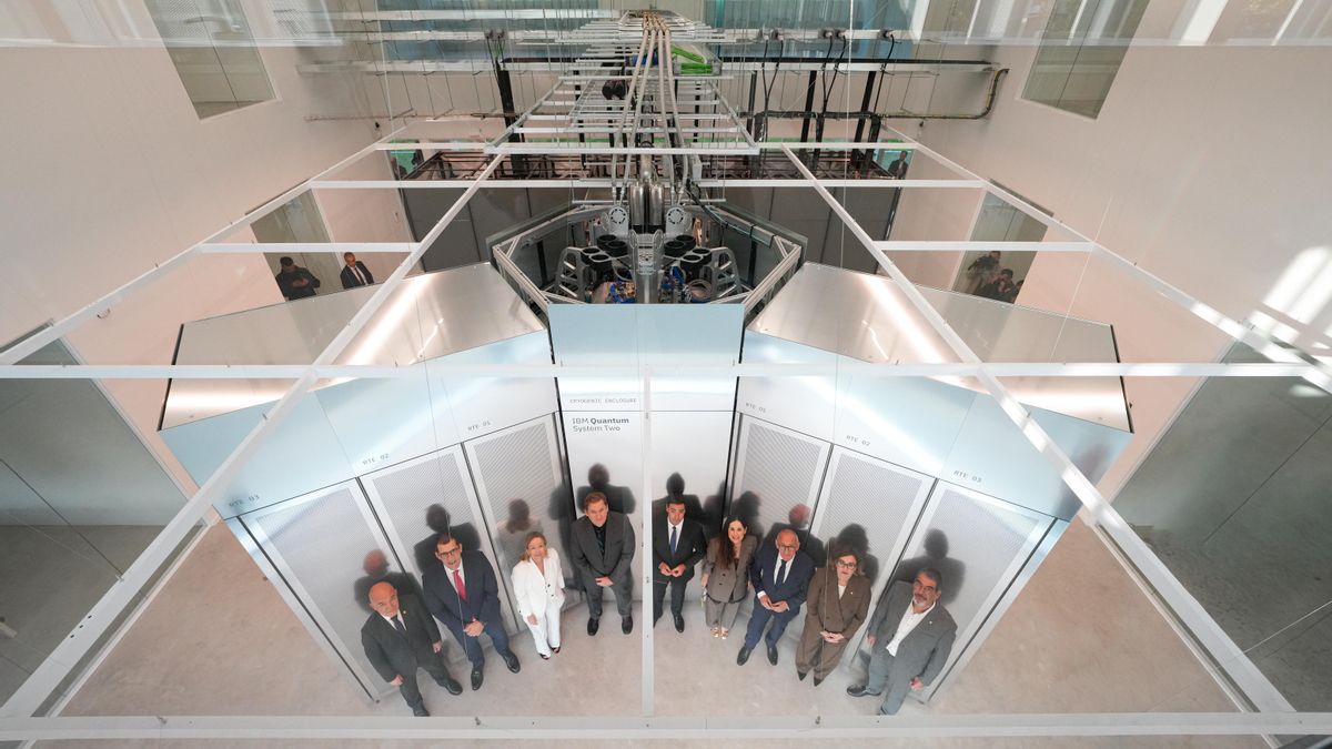 Representantes institucionales ante el supercomputador de IBM inagurado en Donostia.