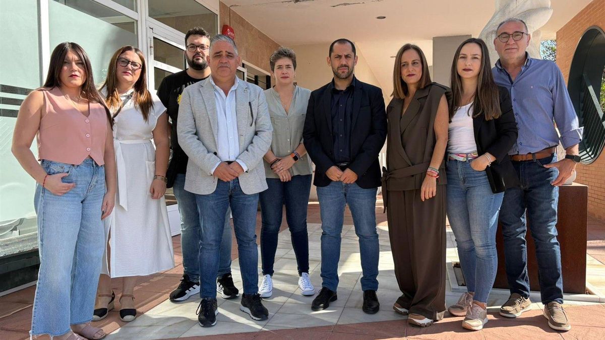 Sebastián Pérez (4º dcha.), junto a cargos públicos y orgánicos de IU, ante el Centro de Salud de Fuente Palmera.