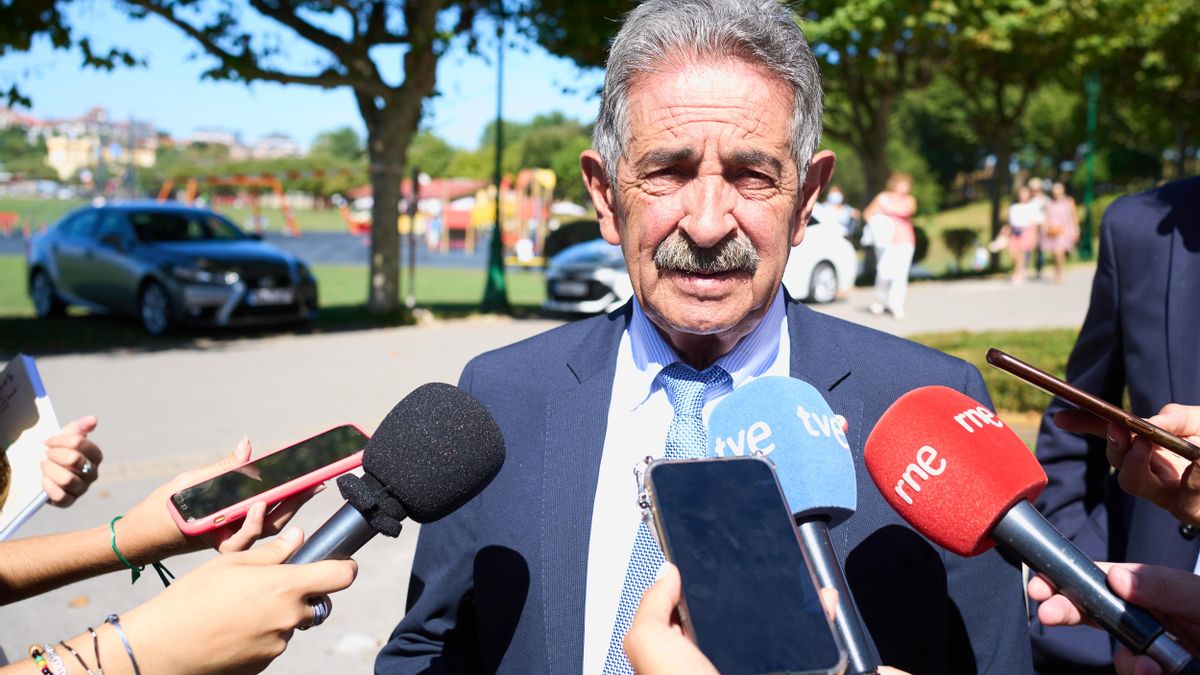 El presidente del Gobierno de Cantabria, Miguel Ángel Revilla, ofrece declaraciones a los medios en la UIMP