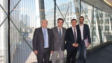 Santiago Cabañero, presidente de la Diputación de Albacete, con miembros de APRECU. / Foto: EUROPA PRESS