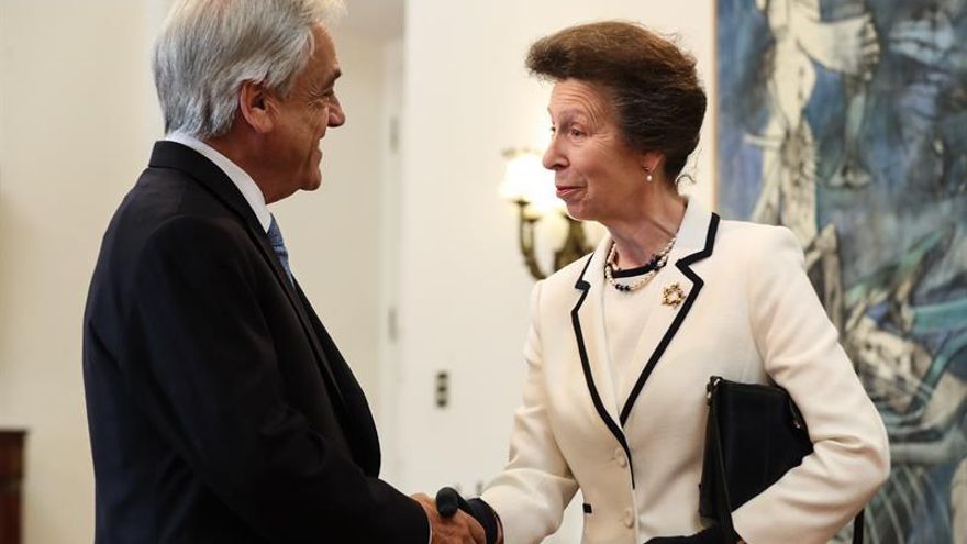 Piñera y Ana de Inglaterra analizan la larga relación de las Armadas de ambos países