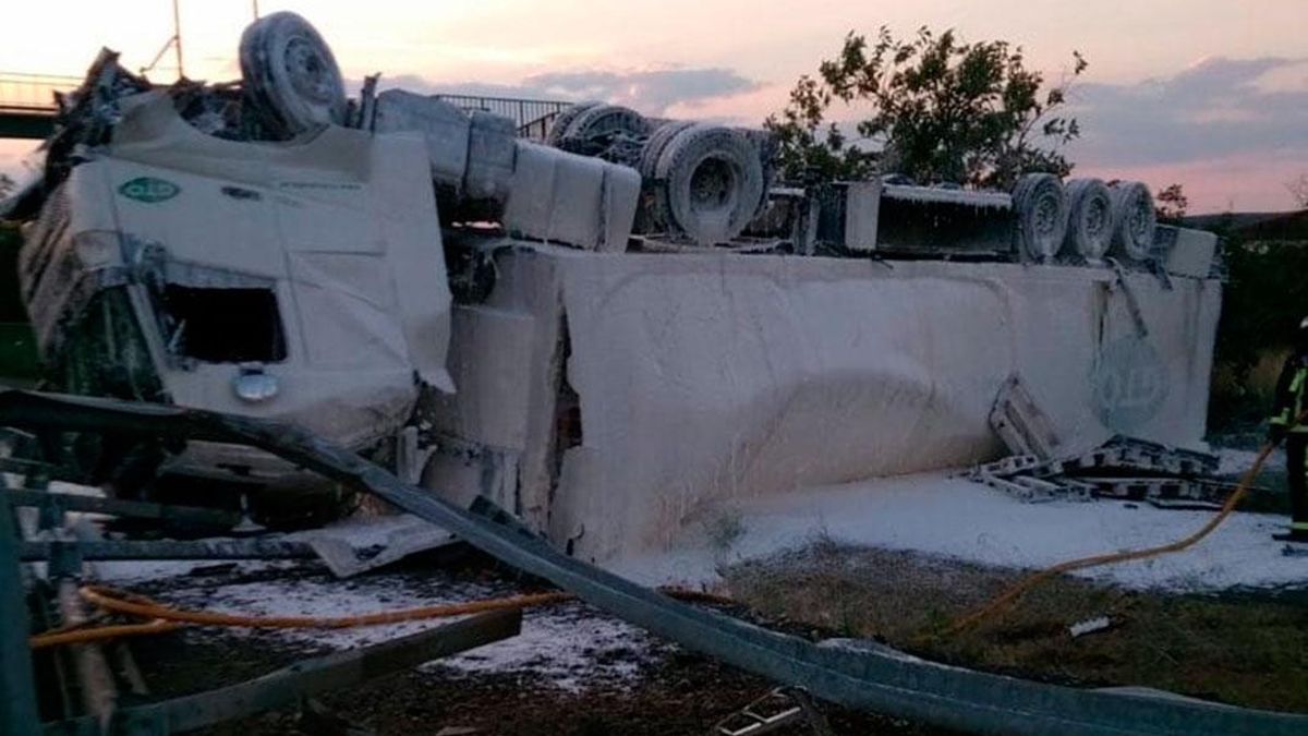 Imagen de archivo del vuelco de un camión en la A-4.