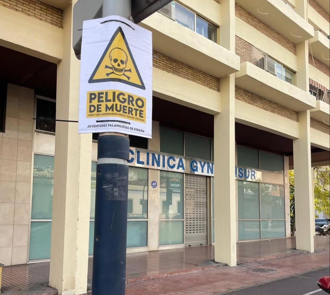 Juventudes falangistas colocaron carteles junto a una clínica de Córdoba