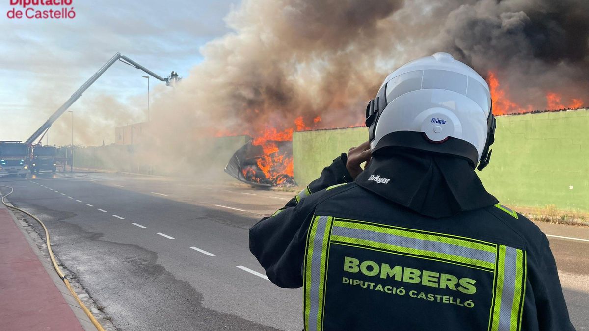 Los bomberos de la Diputació de Castelló se encuentran en el lugar del incendio.