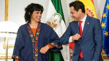 La líder de Adelante Andalucía, Teresa Rodríguez, junto al presidente de la Junta, Juanma Moreno, el pasado 13 de marzo.