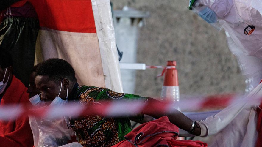 Uno de los hombres rescatados este martes de un cayuco en el que fallecieron cinco personas