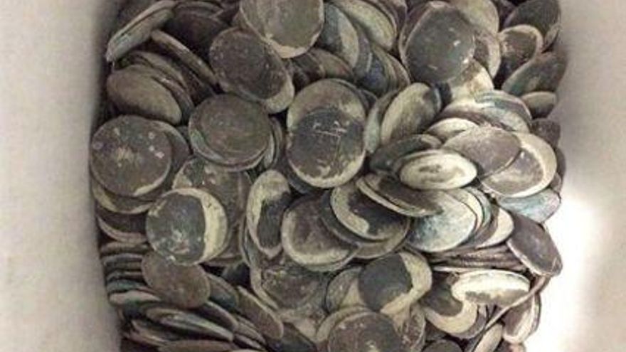 El tesoro de la Mercedes sigue sin restaurar y sumergido en cubos de plástico desde 2012