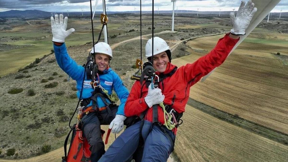 Pedro Sánchez y Jesús Calleja colgados de un aerogenerador durante el programa.