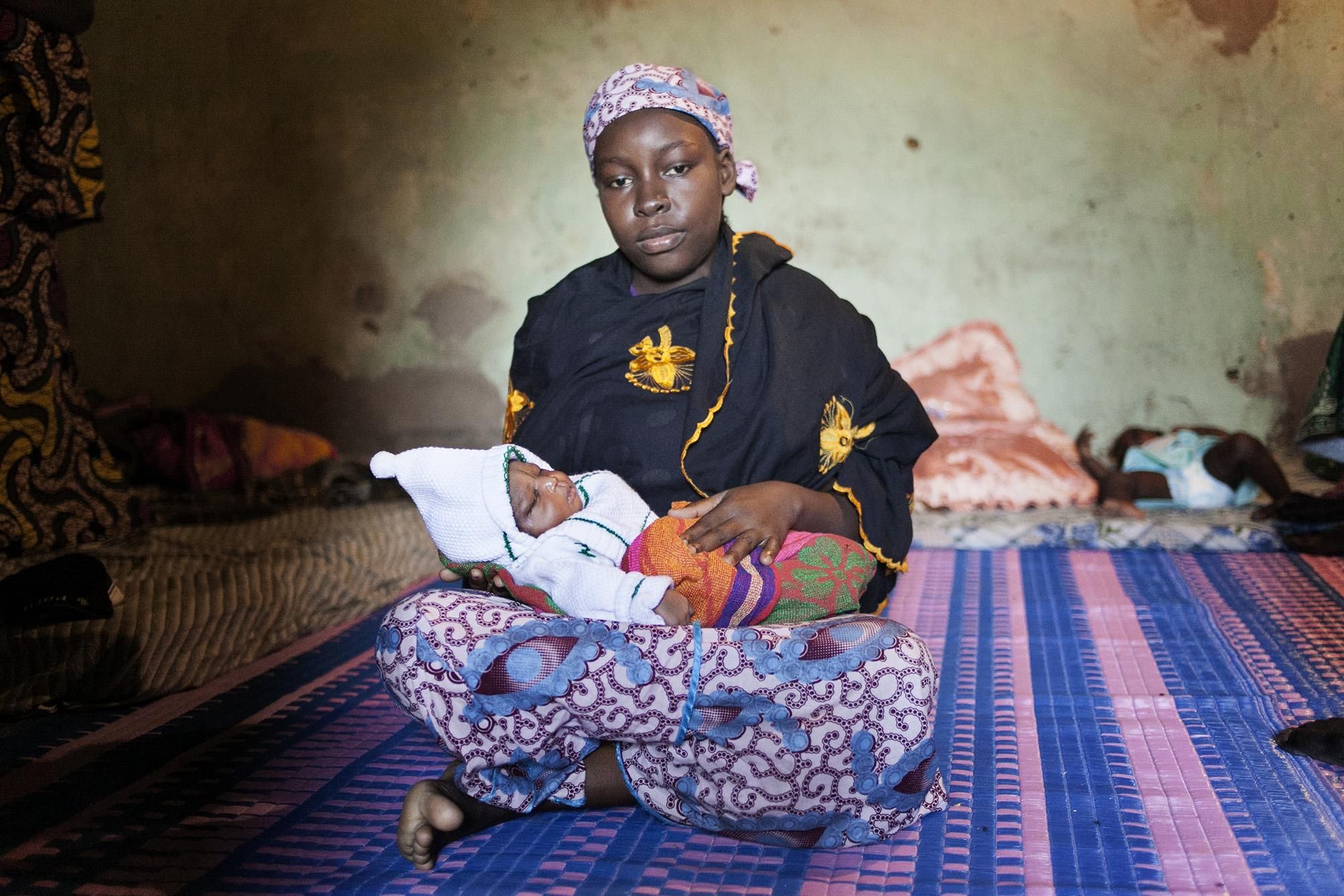 Erikia Hassan tiene 18 años y llegó en enero a Garoua Boulai junto a sus padres huyendo de la violencia contra las comunidades musulmanas en RCA. Actualmente viven en casa de unos familiares, su hijo todavía no tiene nombre pero ya ha nacido refugiado./Albert Masias