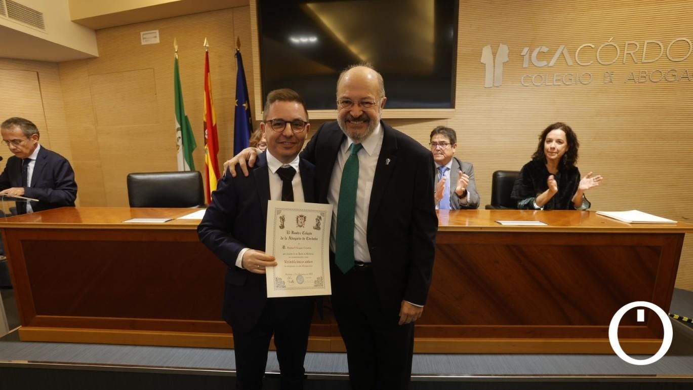 Entrega de diplomas a las personas colegiadas que cumple 50 y 25 años de abogacía.