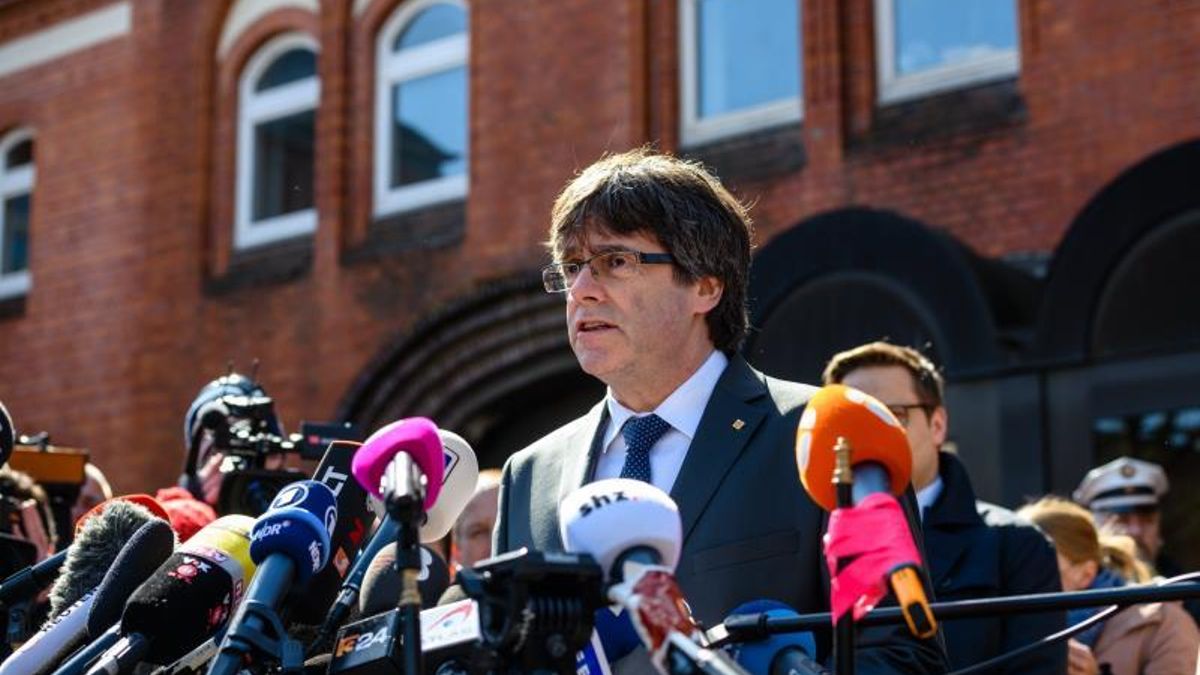 Puigdemont a la salida de la cárcel de Neumünster