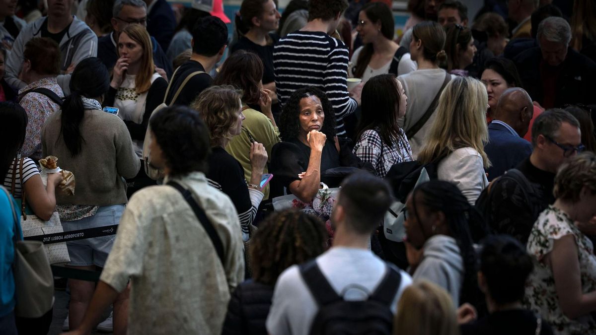 Pasajeros atrapados en el aeropuerto Humberto Delgado, en Lisboa, el día del apagón.