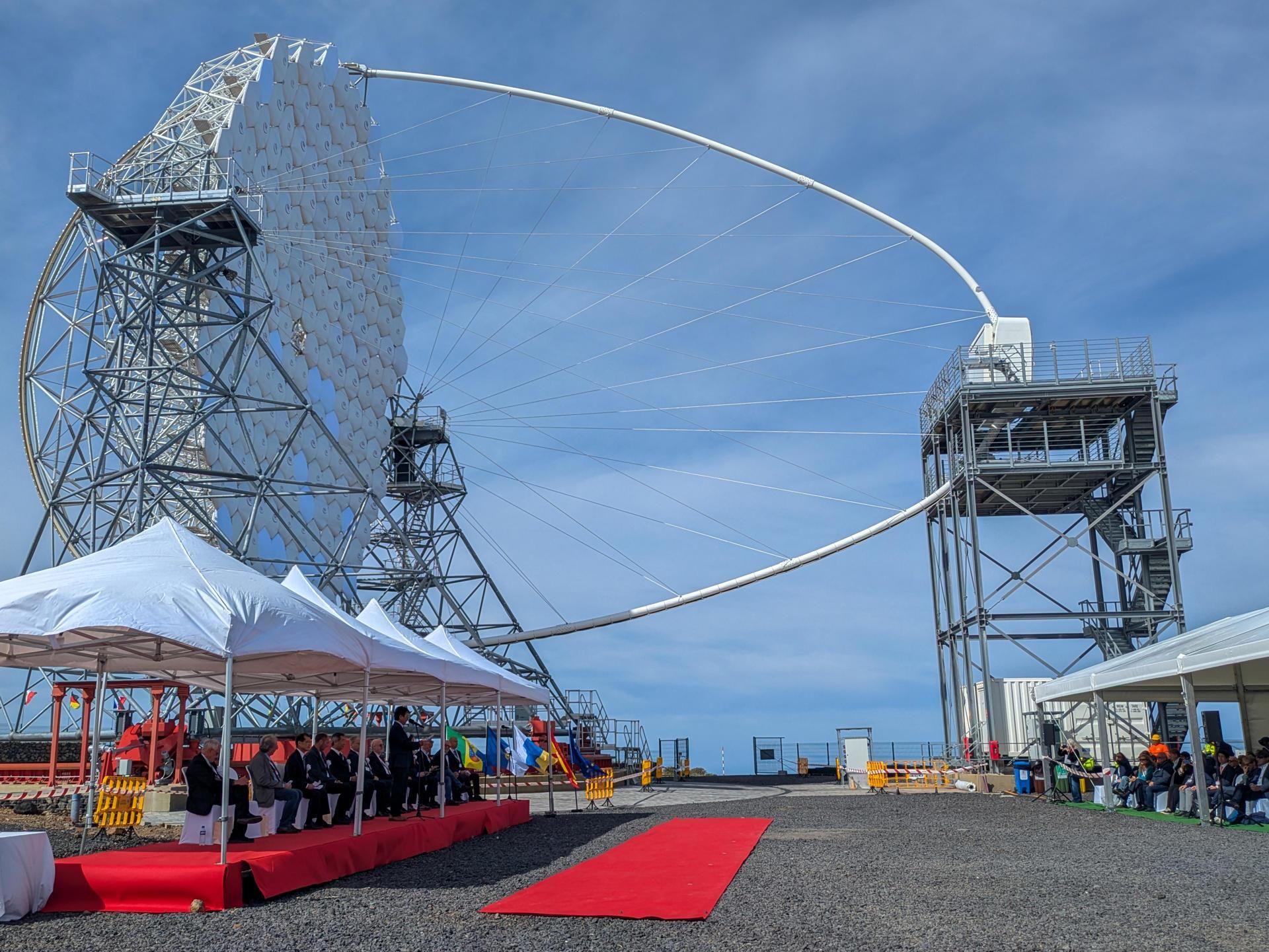 Un consorcio científico conformado por once países inauguró este jueves en el observatorio del Roque de lo Muchachos, en La Palma, los cuatro grandes telescopios LST que formarán parte de la futura red Cherenkov, diseñados para estudiar algunos de los fenómenos más extremos y energéticos del Universo.