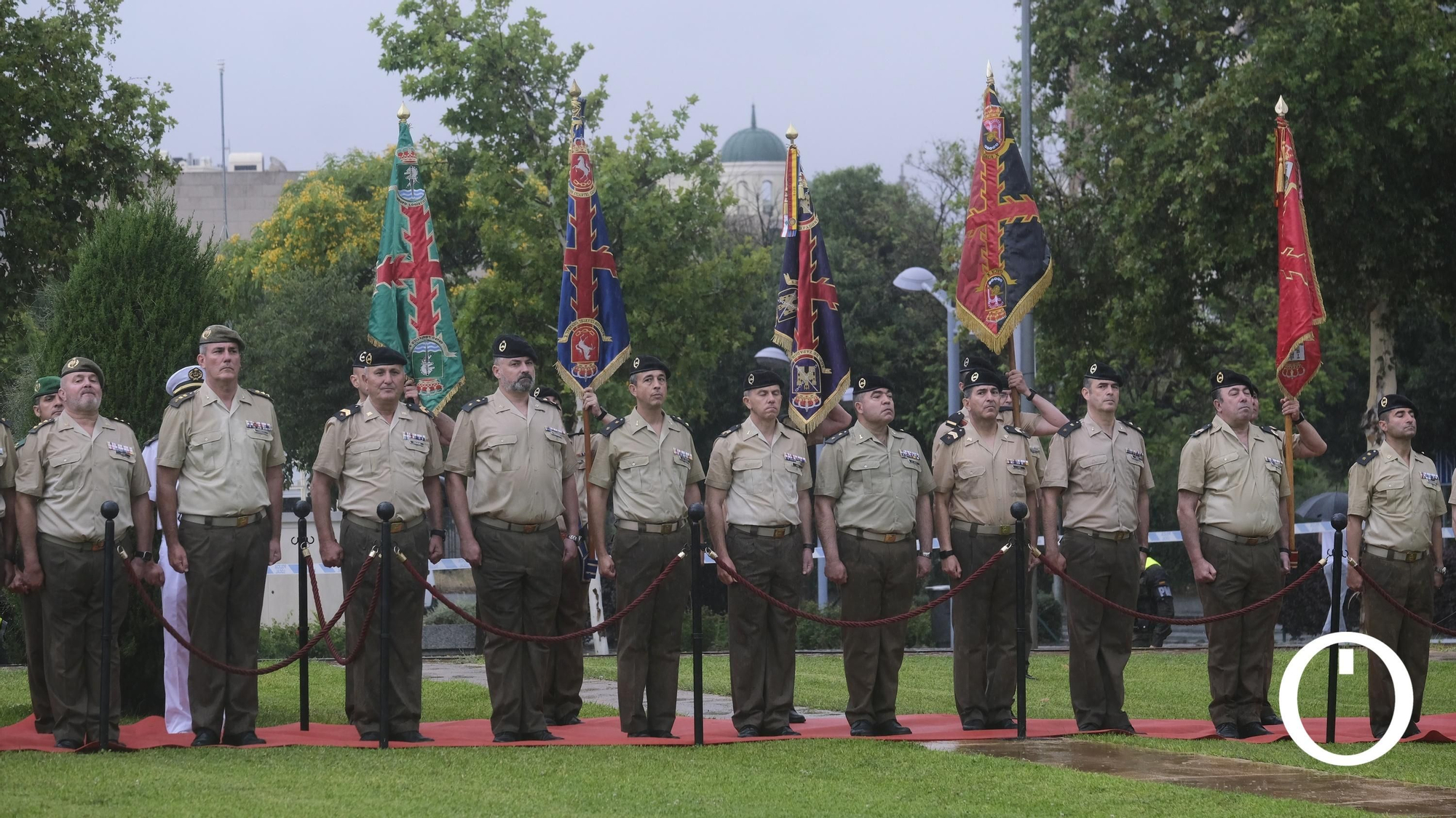 Izado de la bandera de España en la Plaza de España