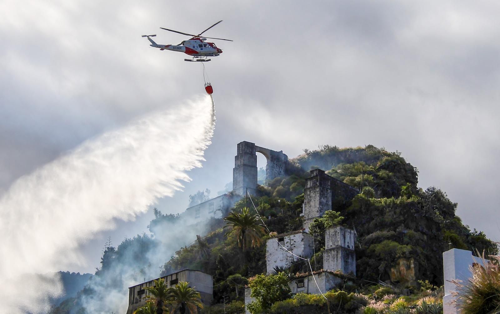 Helicóptero en el incendio del sendero de los Molinos de Bellido. JOSÉ AYUT