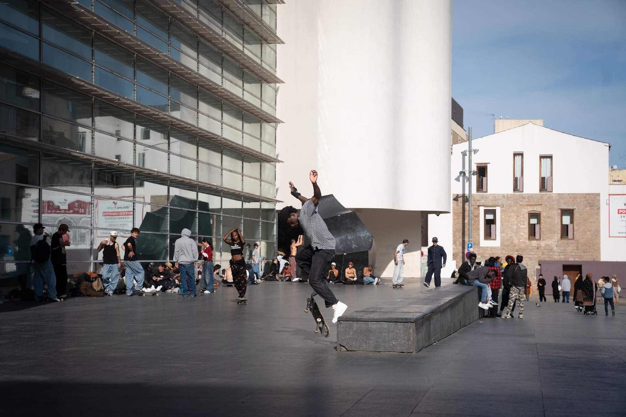 Los 'skaters' son uno de los colectivos que se han adueñado de la plaza dura del museo del MACBA