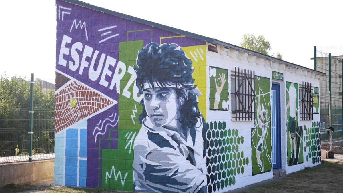 Un mural de Rafa Nadal y Arantxa Sánchez Vicario renueva las pistas de tenis de Reinosa