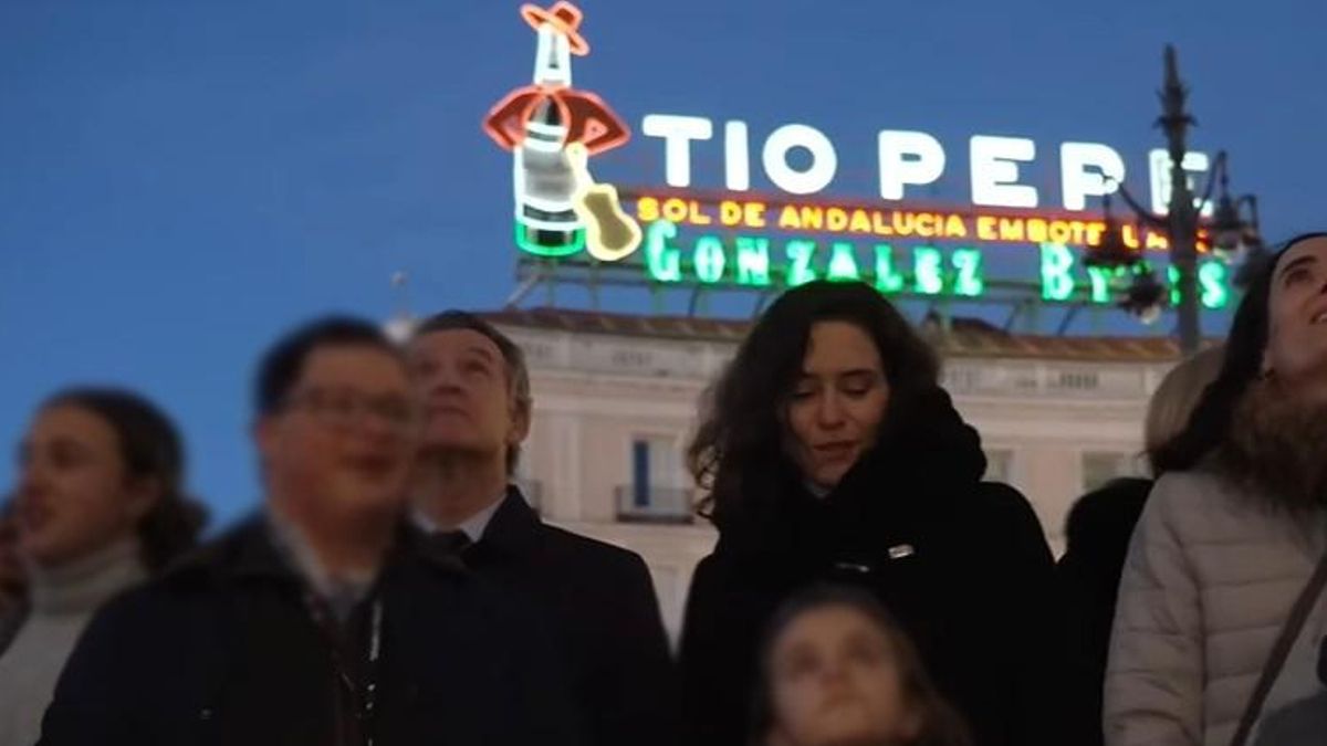 Ayuso y Feijóo bailan el pop cristiano de Hakuna en la Puerta del Sol de Madrid