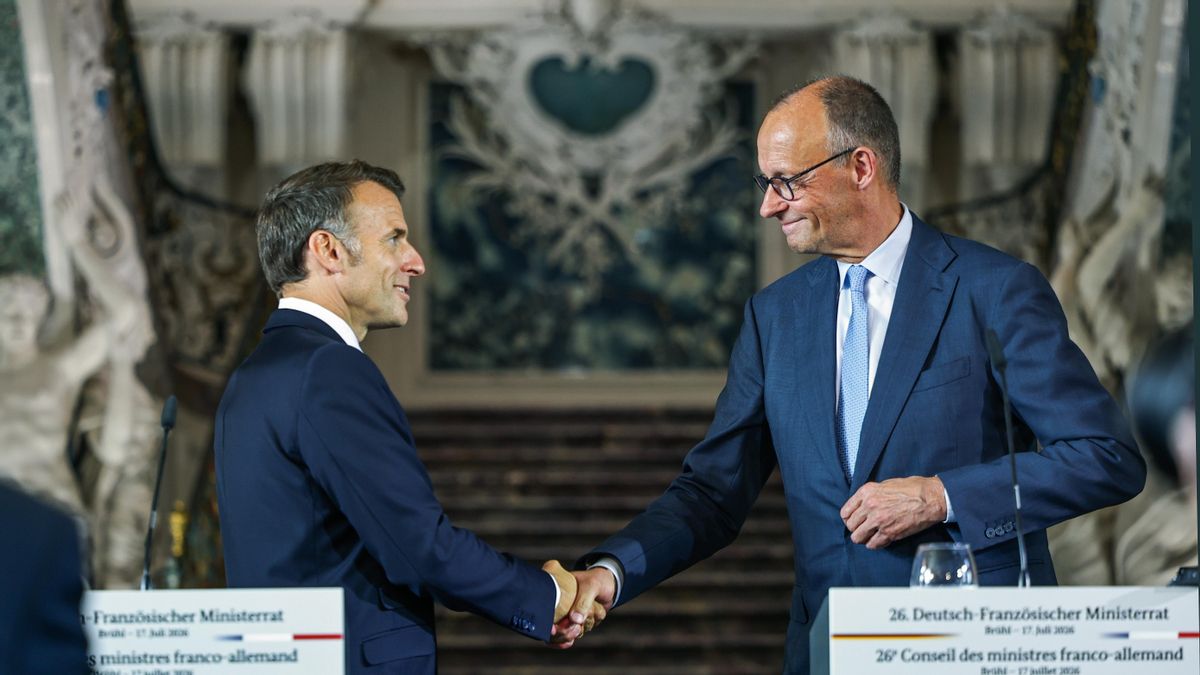 El canciller alemán, Friedrich Merz (d), estrecha la mano al presidente francés, Emmanuel Macron (i), durante una rueda de prensa en Bruehl, Alemania, este viernes. EFE/EPA/FRIEDEMANN VOGEL