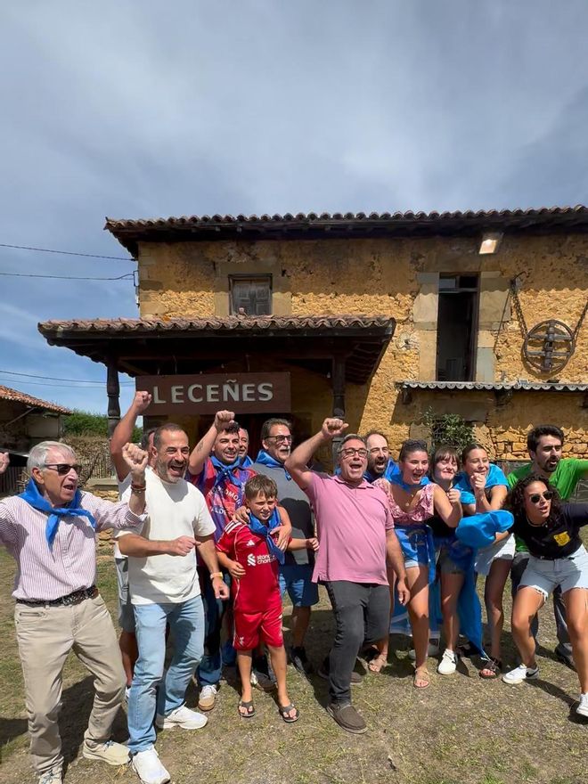 El alcalde de Siero, Ángel García, "Cepi", segundo por la izquierda, con los vecinos de Valdesoto.