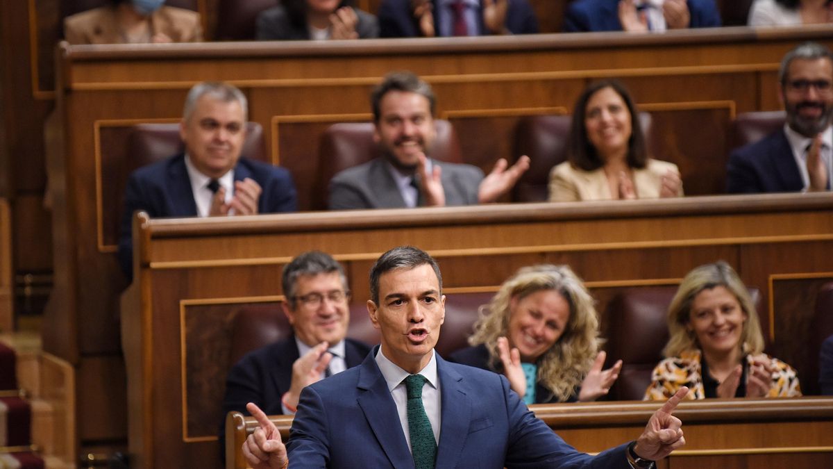 Pedro Sánchez, durante la sesión de control de este miércoles en el Congreso, con Santos Cerdán en el hemiciclo.