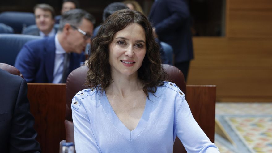 La presidenta de la Comunidad de Madrid, Isabel Díaz Ayuso, momentos antes del comienzo del pleno en la Asamblea de Madrid, este jueves. EFE/ Zipi