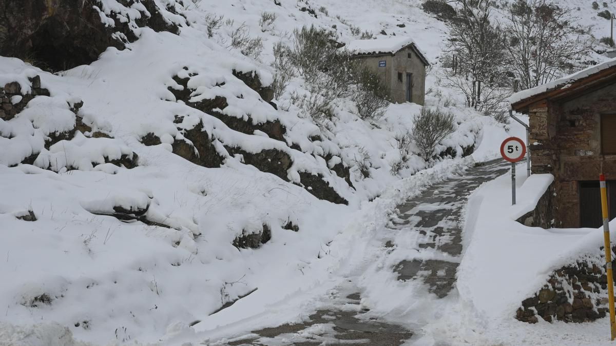 Estado del acceso por una calle de la localidad de Busdongo, en la Montaña Central de León.