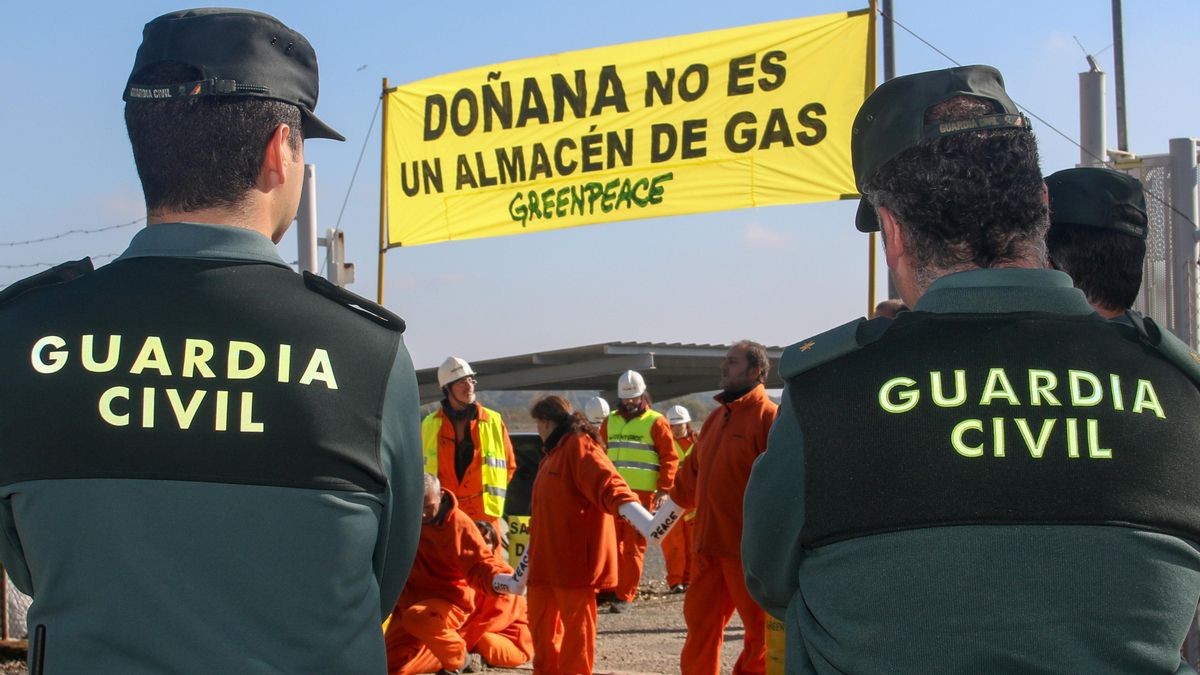 Greenpeace ocupó en 2016 las instalaciones de la empresa gasística en Doñana.