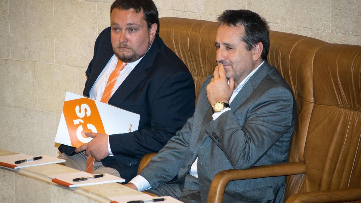 Rubén Gómez y Juan Ramón Carrancio en el Parlamento de Cantabria. | CIUDADANOS