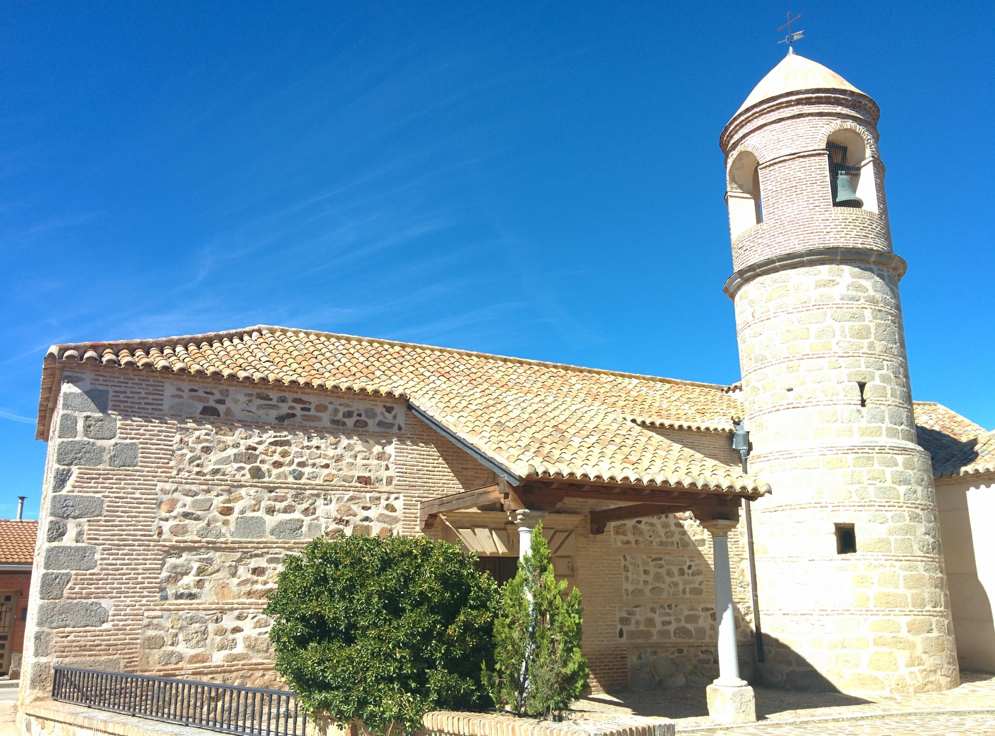 Iglesia de Nuestra Señora de la Asunción de Arisgotas, uno de los emplazamientos en cuyo exterior se rodó parte de la película