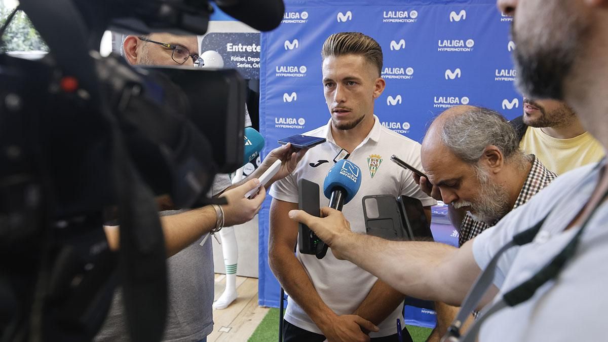 Isma Ruiz y Kevin Medina firman autógrafos a los aficionados del Córdoba CF