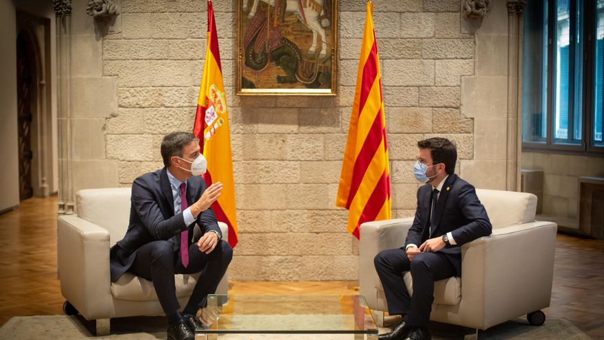 El presidente del Gobierno, Pedro Sánchez (i), y el de la Generalitat, Pere Aragonès (d), se reúnen en el Palau de la Generalitat antes de que se celebre la segunda reunión de la mesa del diálogo entre el Gobierno central y el Govern catalán