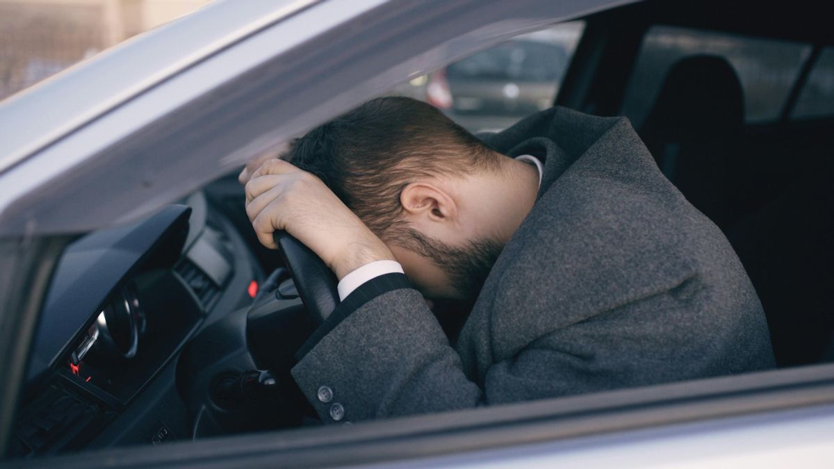 Un conductor desesperado en el interior de un coche