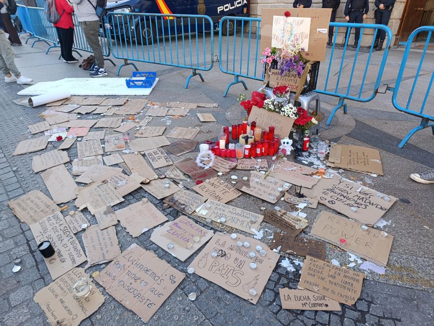 El altar en recuerdo de Maricarmen junto a la Casa de Correos, coronado con el mensaje "no se puede desalojar un recuerdo".