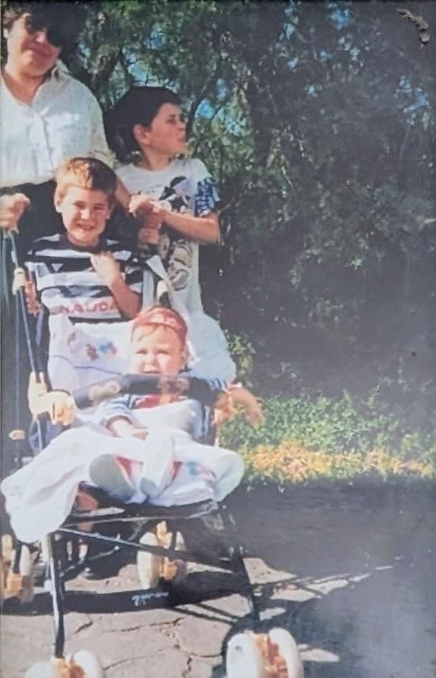 Las manos que empujaban el carrito.