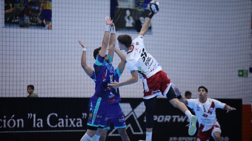 El Cajasol Ángel Ximénez muere en la orilla en un festival de goles ante Logroño