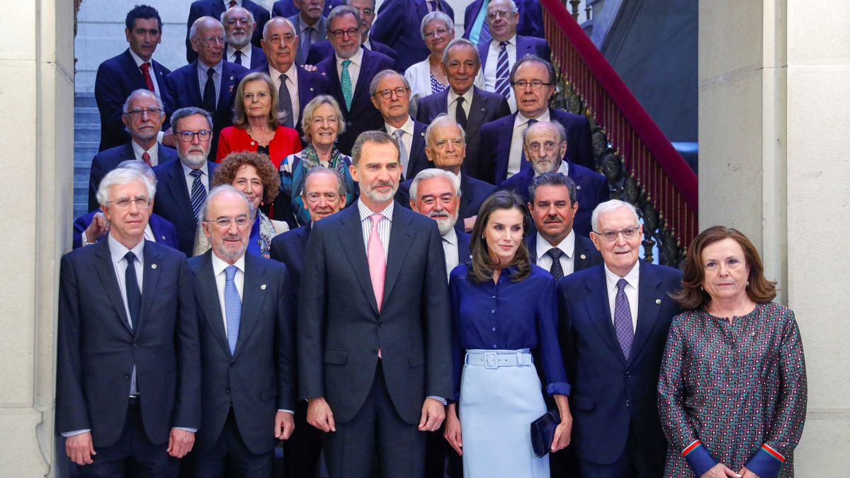 Los Reyes y el presidente de la institución, Santiago Muñoz (2i) posan para fotografía de familia