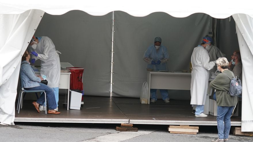 Sanitarios realizan pruebas PCR