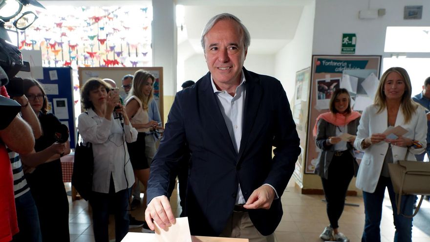 El candidato del PP a la Presidencia de Aragón, Jorge Azcón ejerce su derecho al voto en un colegio electoral de Zaragoza este domingo, durante las elecciones locales municipales y autonómicas.