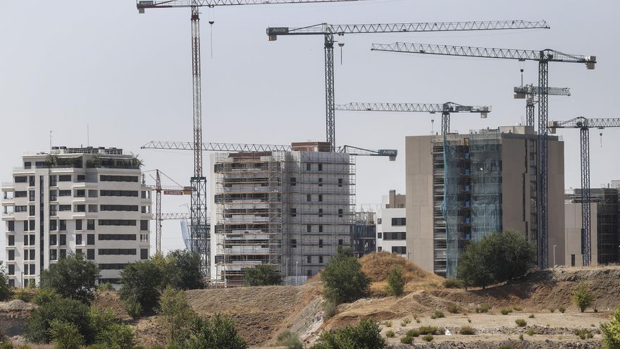 Vista general de una zona de viviendas en construcción en el barrio de El Cañaveral (Vicálvaro), en Madrid, en una imagen de archivo. EFE/Chema Moya