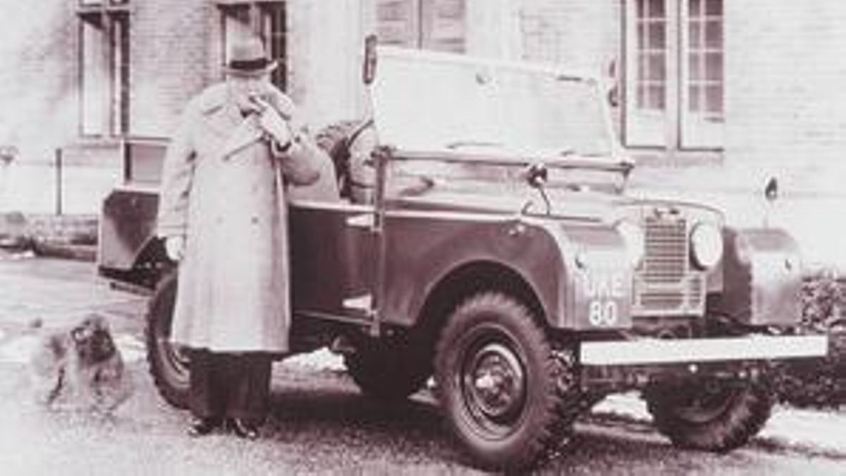 Winston Churchill, junto al vehículo tomado como fuente de inspiración.